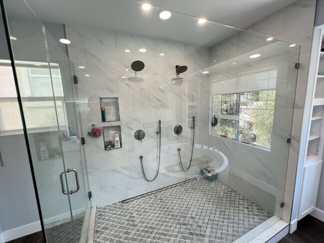Building Photo - Amazingly Remodeled 4 Bed 4 Bath Luxury Home in North Orange with Solar!