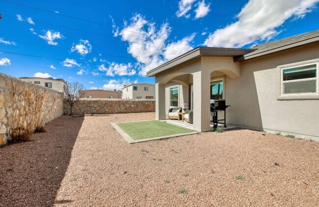 Building Photo - Furnished Eastside Beautiful 3 bed/2 baths for RENT Utilities & Wi-Fi INCLUDED