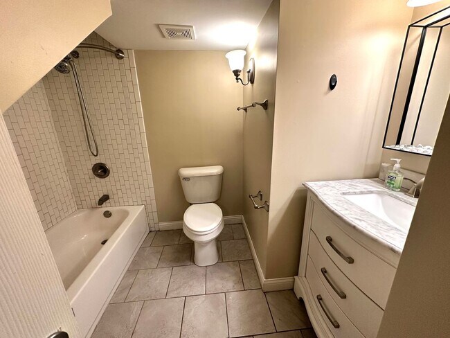 Building Photo - Renovated Germantown House in Great Location