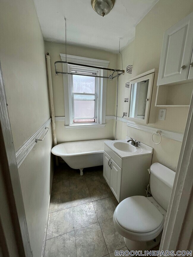 Building Photo - 364 Riverway