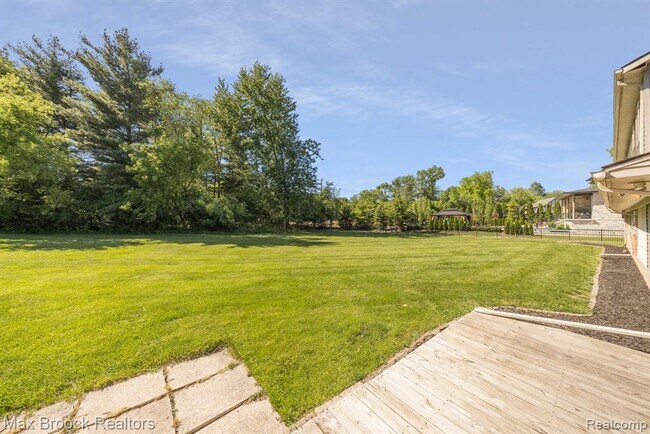 Building Photo - 6096 Darramoor Rd