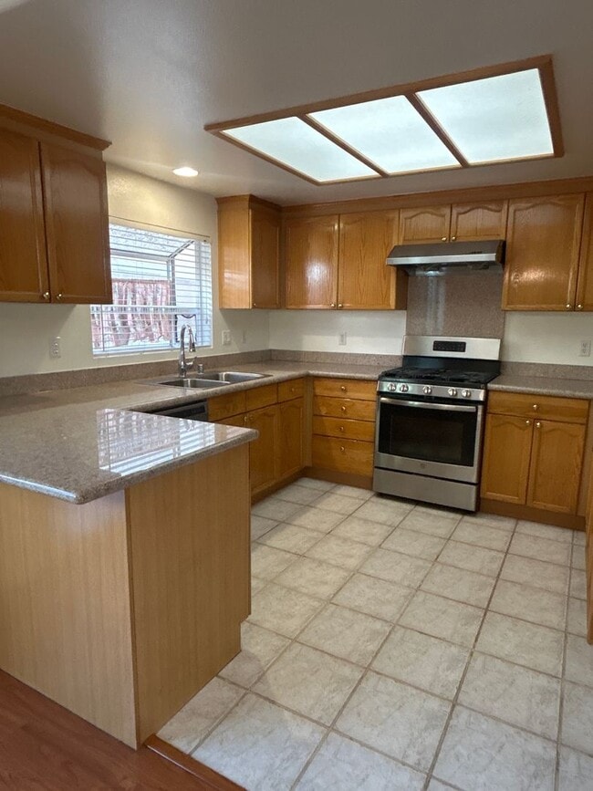Building Photo - Cozy 2-bedroom Suites Condo in the most de...