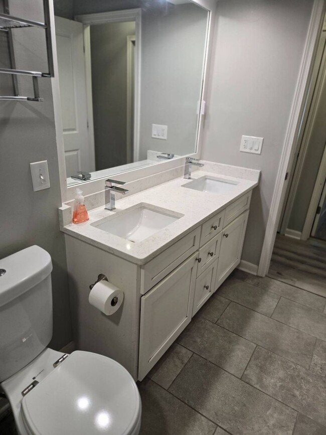 Building Photo - Charming 5-Bedroom Property in Prime Location