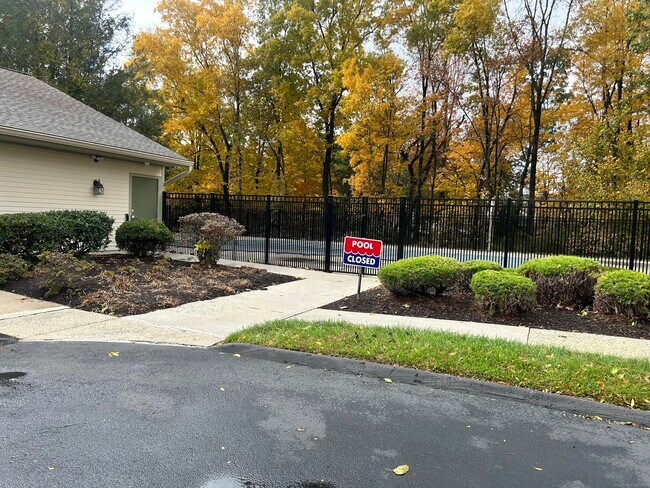 Building Photo - 1102 Summer Hill Dr