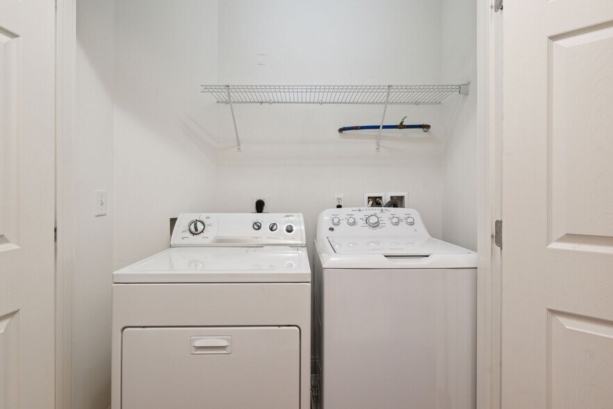 Building Photo - 300 W Elm St