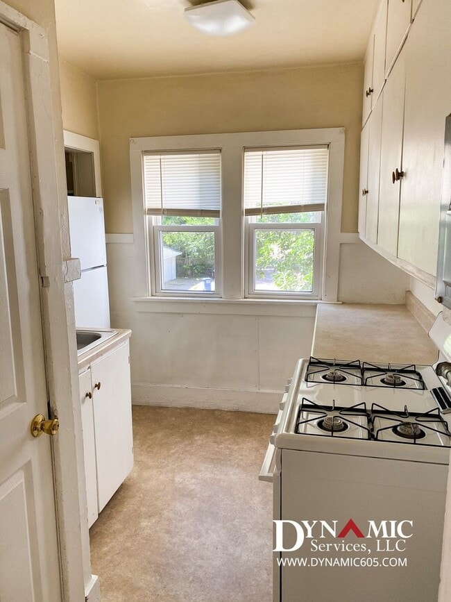 Building Photo - Upper Level 2 Bedroom, 1 Bathroom Duplex