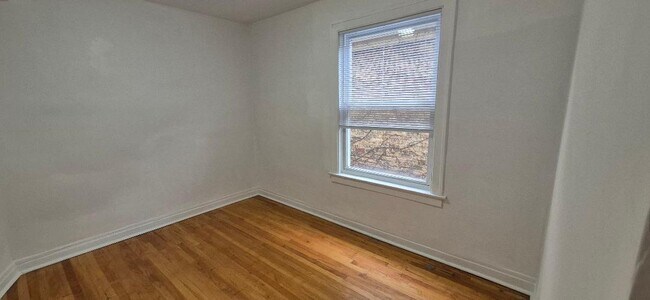 Building Photo - 5527 N Bernard St