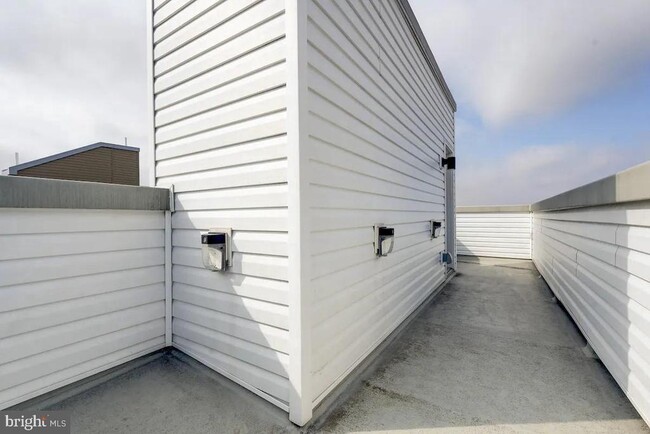 Building Photo - 1270 N Newkirk St