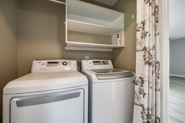 Building Photo - Beautiful 3 bedroom 2 full bath Ranch on a cul-de-sac in Charlotte's Walnut Creek community.