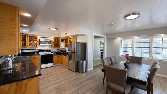 Building Photo - Furnished Ranch-Style Home with Casita – O...