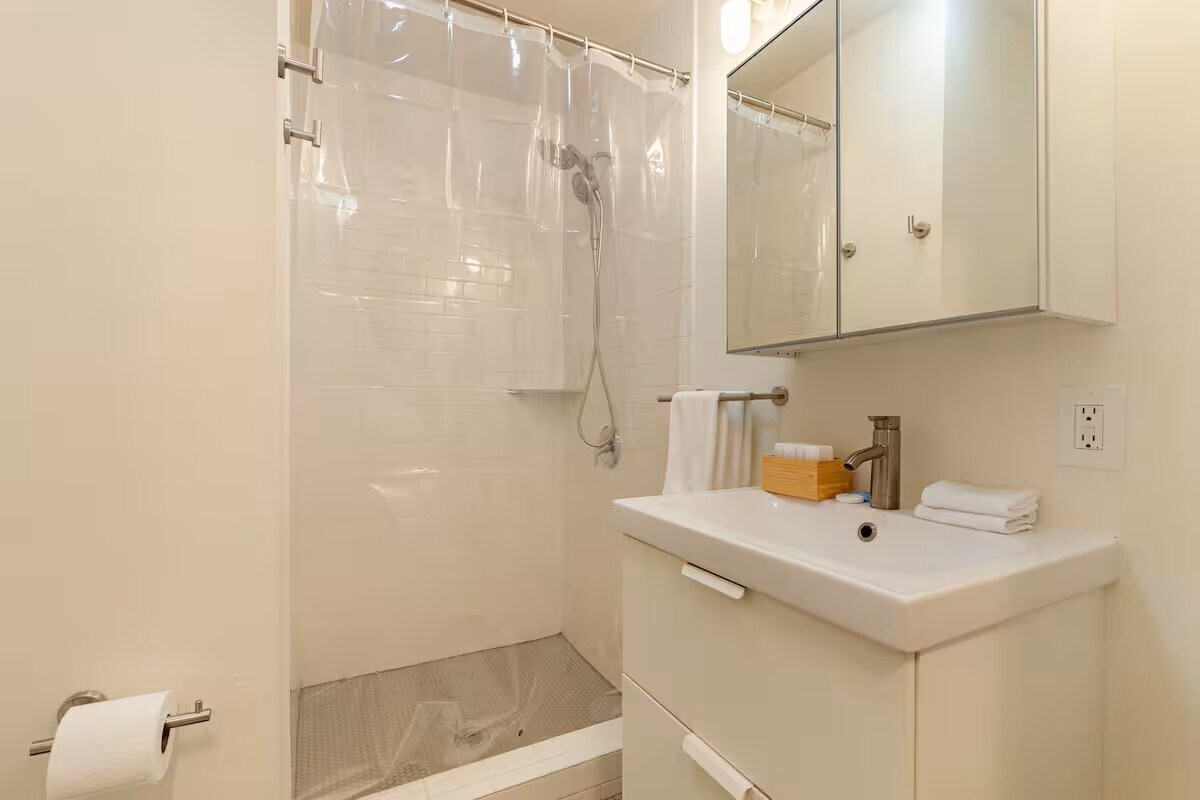 Building Photo - 619 10th St NE