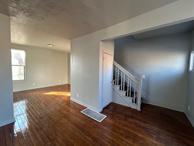 Building Photo - 4411 Davenport St