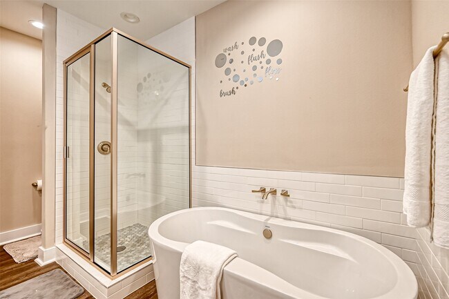 Building Photo - 882 Fortune St