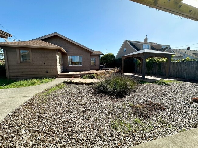 Building Photo - Craftsman Bungalow with Fantastic Fenced Yard