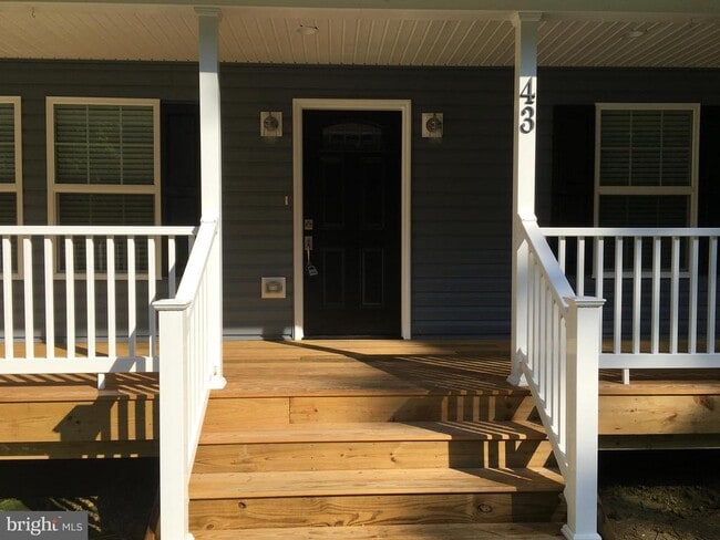 Building Photo - 43 Lake Dr