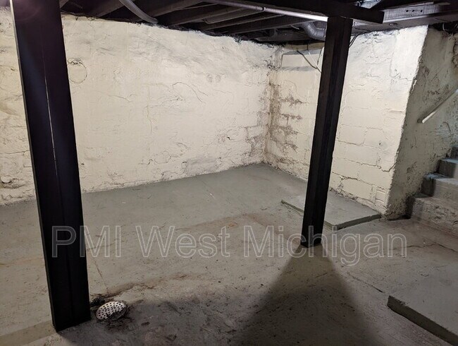 Building Photo - 144 Page St NE