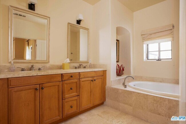 Building Photo - 443 Villaggio N
