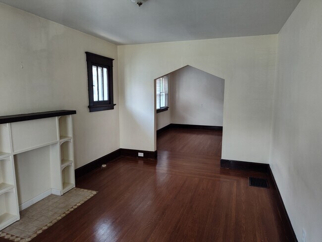 Building Photo - 5423 Rolston Ave