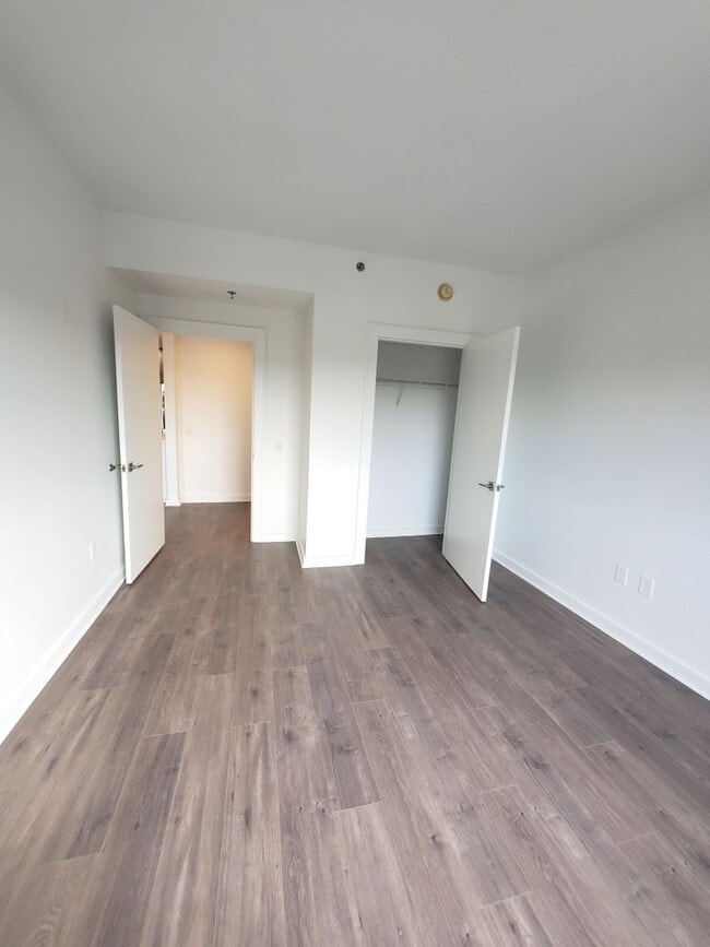 Building Photo - Renovated, centrally located and with lots of amenities (& great views) describes this 11th fl, 2...