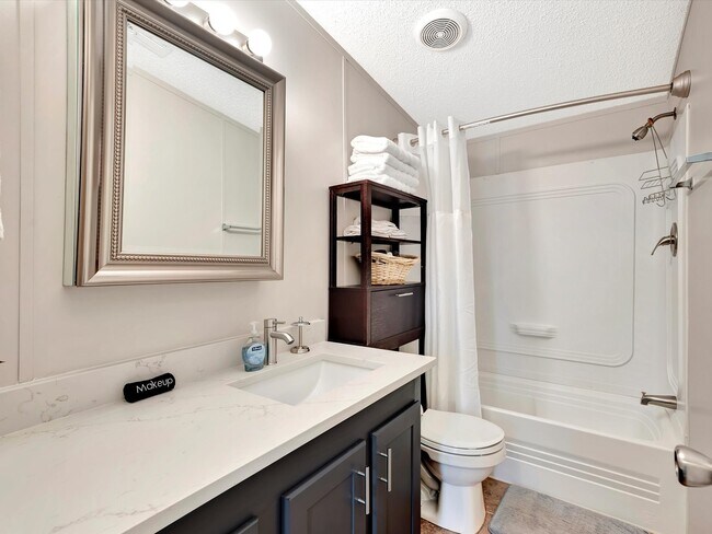 Building Photo - 506 Main St