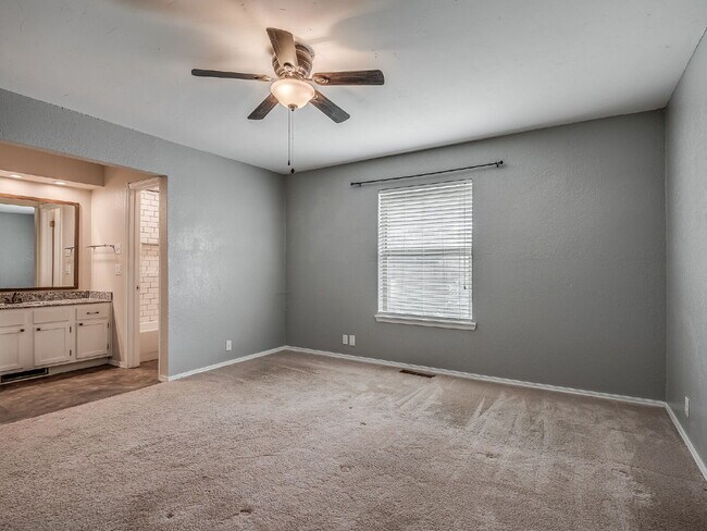 Building Photo - Updated 4-Bedroom Home with Spacious Layou...