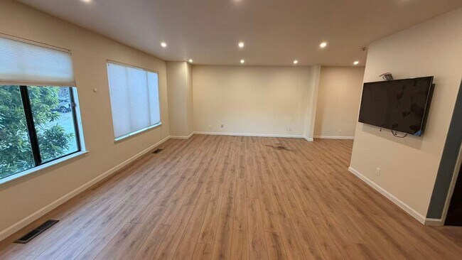 Building Photo - 3Bed/2.5Ba Tri-Level Home with Views, Solar, and Private Yard – Glen Park