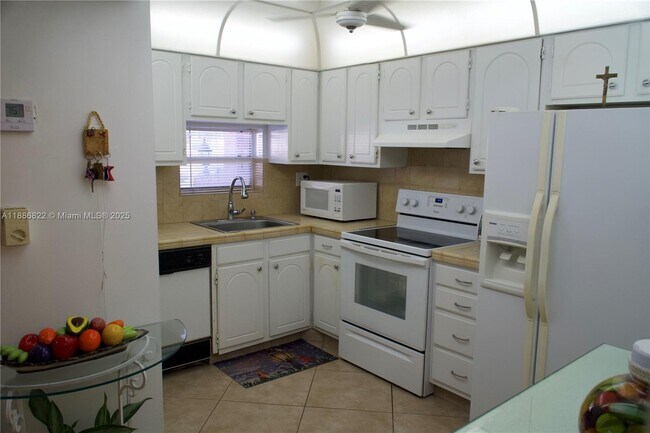 Building Photo - 9820 S Hollybrook Lake Dr