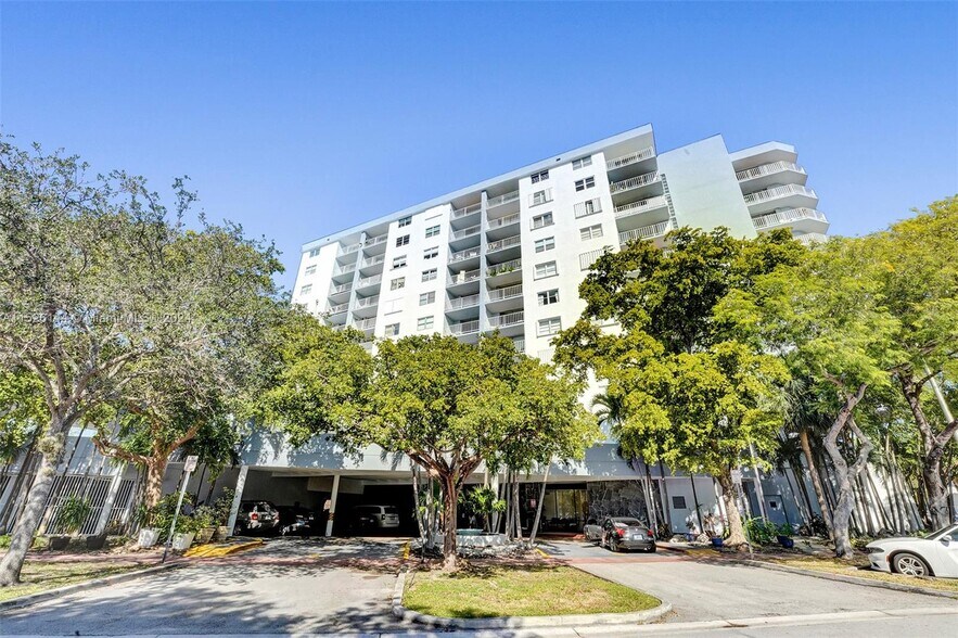 Building Photo - 6900 Bay Dr