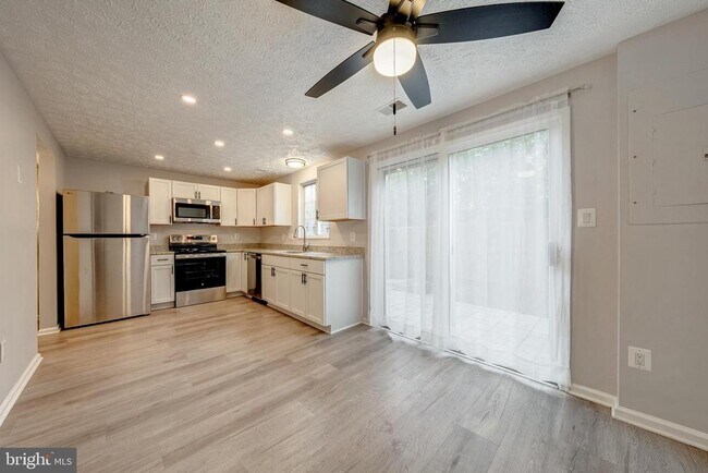 Building Photo - 6320 Lightburn Ct