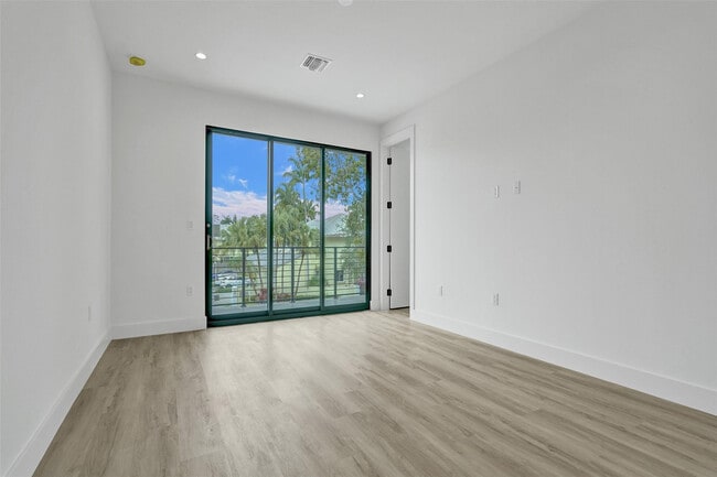 Building Photo - 606 SW 7th Ave