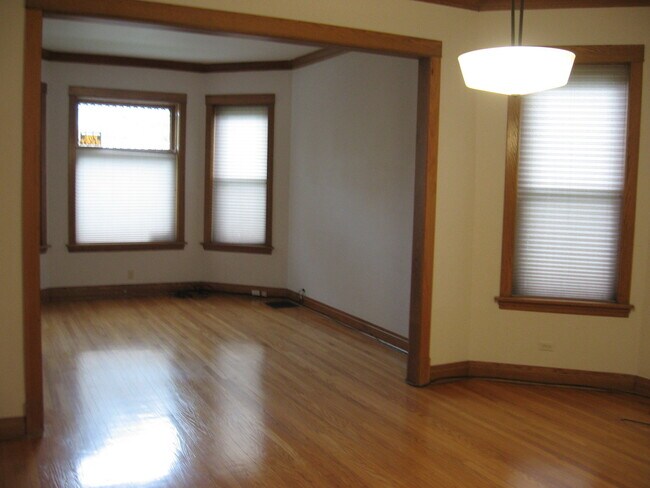 Building Photo - 3916 N Kildare Ave