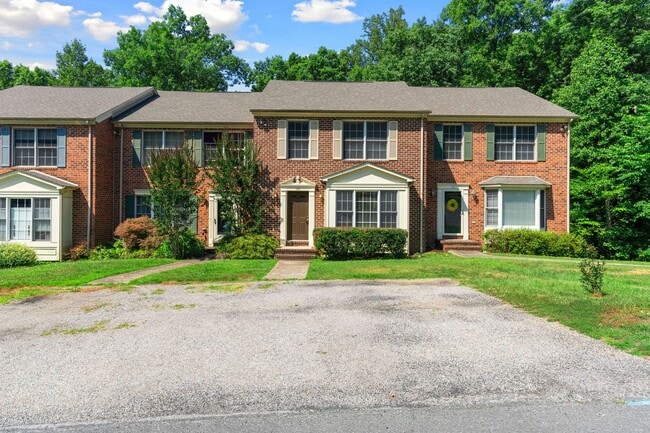 Building Photo - Spacious Townhouse with Basement in Farmvi...