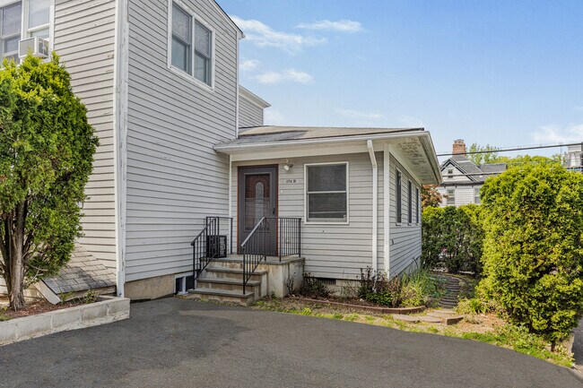 Building Photo - 174 Ashford Ave