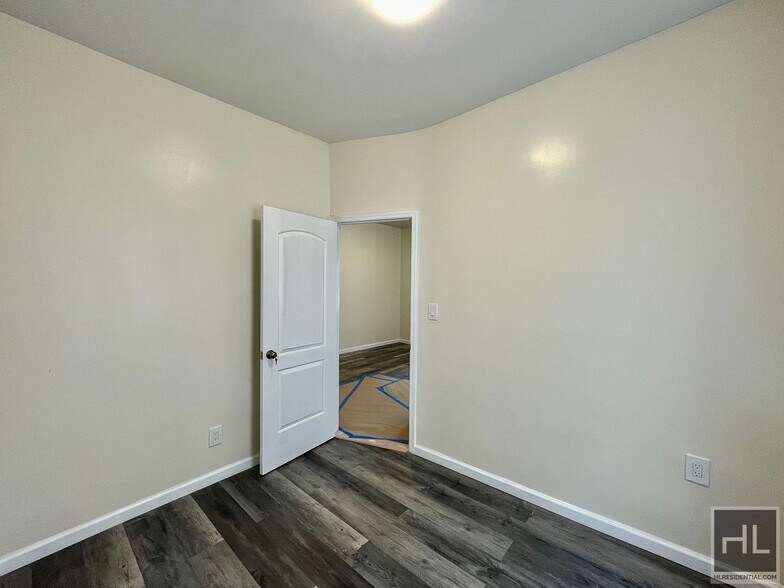 Building Photo - 34 AVENUE 2.5 bedroom includes heat and hot water