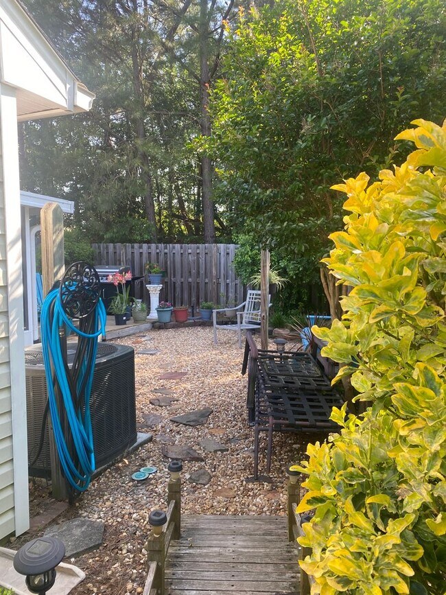 Building Photo - 3 Bed/3 Bath Townhome with Screened in Por...