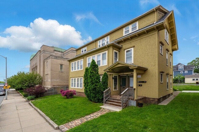 Building Photo - 466 Locust St