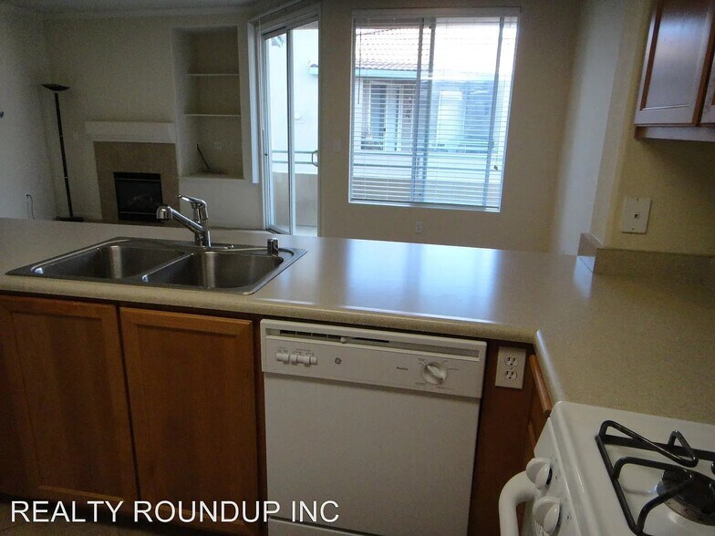 Building Photo - 5201 Laguna Oaks Dr
