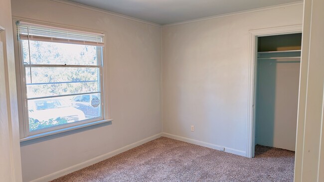 Building Photo - Cute 3bdrm/1 bath cottage with big yard