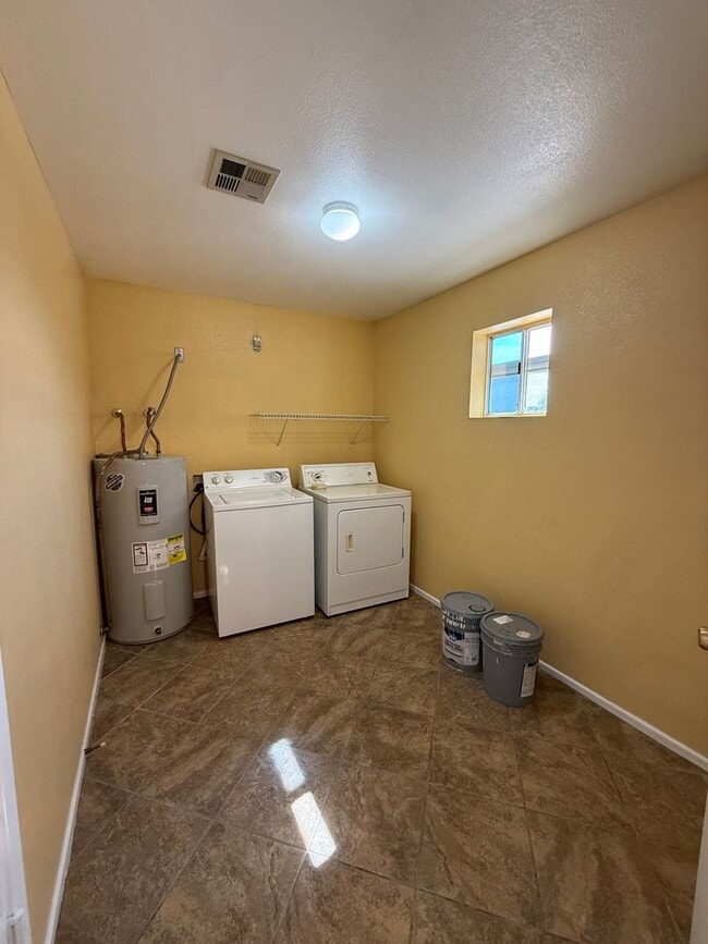 Building Photo - Pool Home in Ponderosa Valley!