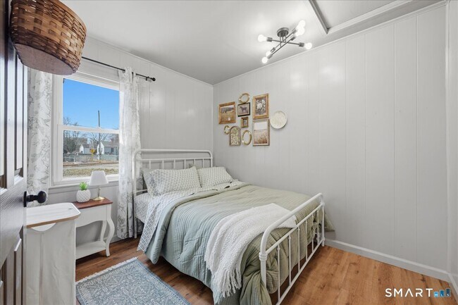 Building Photo - 106 Midway Oval