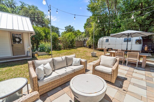 Building Photo - Charming Parkside 2-Bedroom Home Near Daffin Park with Fenced Yard & Patio