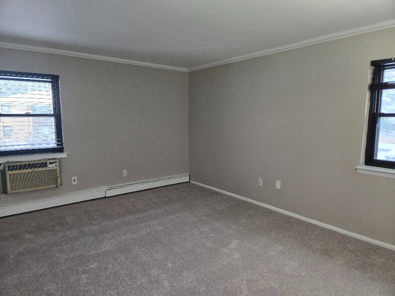 Building Photo - 401 US-22