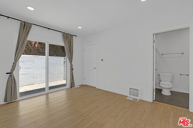 Building Photo - 621 N Bedford Dr