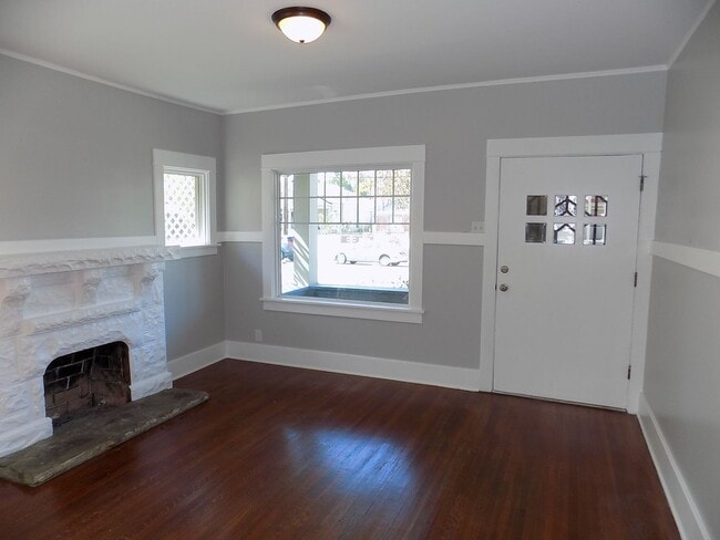 Building Photo - 3 Bedroom/2 Bathroom Craftsman | Master wi...