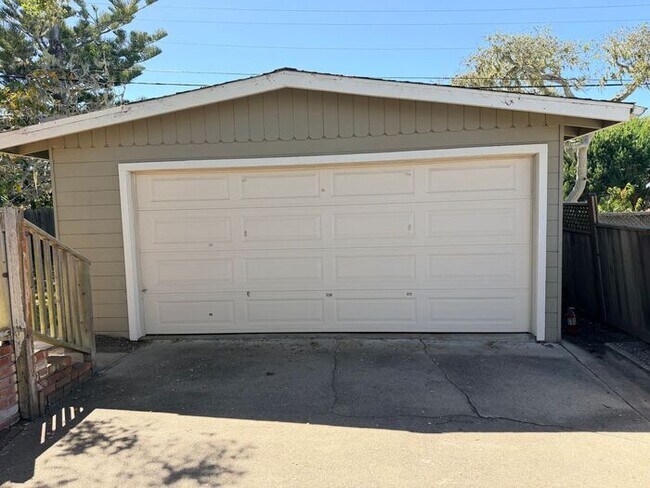 Building Photo - 3 Bed and 3 Bath Home Located Off of Forest Ave