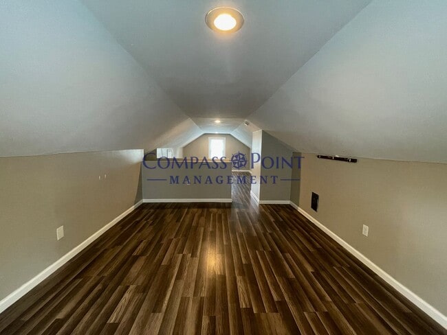 Building Photo - 4 bed 2 bath in Castlewood Park area/ Loud...