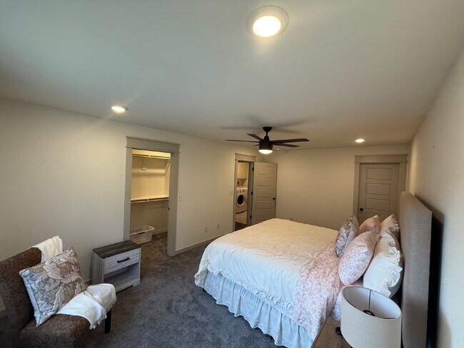 Building Photo - Charming Furnished 3-Bedroom 2 Bath Home i...