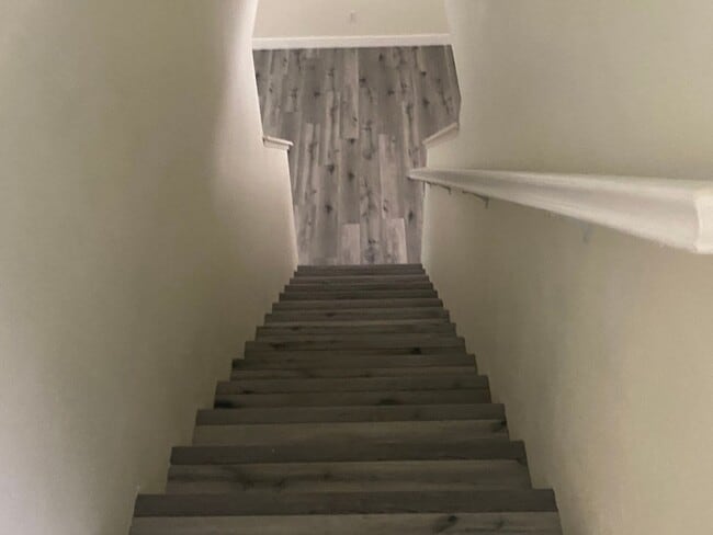 Building Photo - Beautiful Family Home!