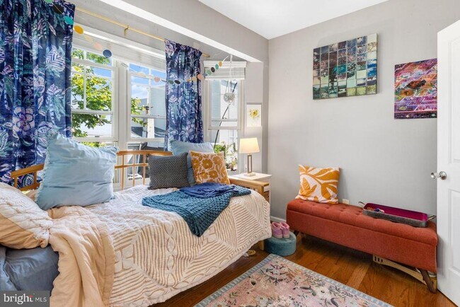 Building Photo - 714 Medina St