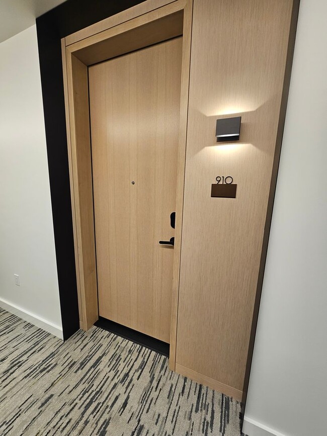 Building Photo - Luxurious High Rise Living in Convenient Downtown Bellevue